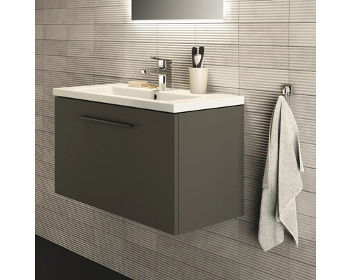 Modernes Badezimmer mit Waschbeckenunterschrank, Armatur und Handtuchhalter