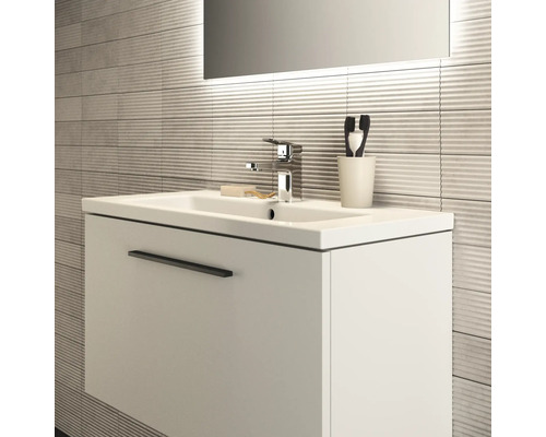 Salle de bains avec lavabo, robinet, miroir et gobelet à brosse à dents