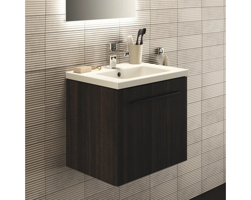 Meuble-lavabo de salle de bains avec meuble sous-vasque, robinet, savon et gobelet à brosses à dents