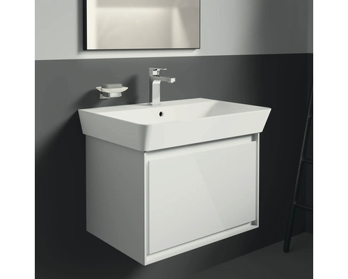 Waschtisch mit Unterschrank, Armatur und Seifenschale in einem Badezimmer