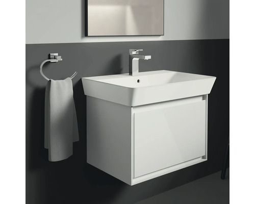 Modernes Badezimmer mit Waschbeckenunterschrank, Armatur und Handtuchhalter