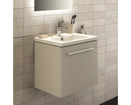 Modernes Badezimmer mit Waschtischunterschrank und Armatur vor strukturierter Wand