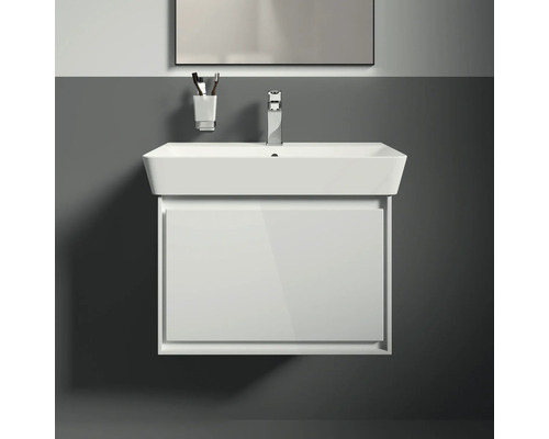 Weißer Waschtisch mit Unterschrank, Armatur und Spiegel im Badezimmer.