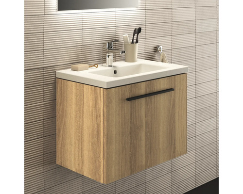 Badezimmer mit Waschbeckenunterschrank, Armatur und Badaccessoires