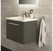 Meuble sous-lavabo de salle de bain avec robinet, serviette et carreaux muraux