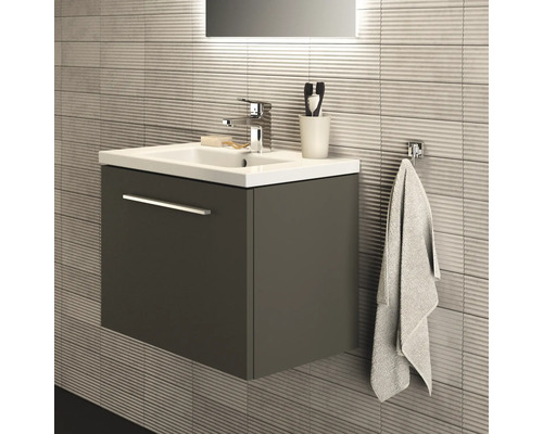 Badezimmer Waschbeckenunterschrank mit Armatur, Handtuch und Wandfliesen