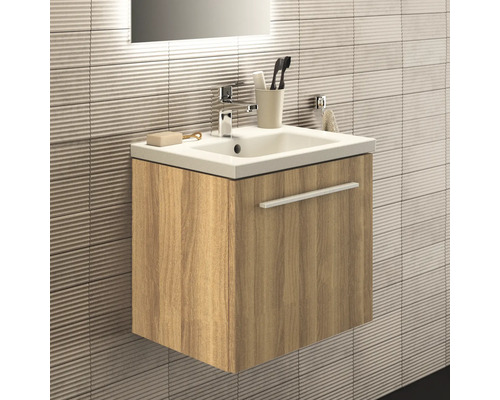 Meuble-lavabo avec décor en bois et lavabo blanc dans la salle de bains