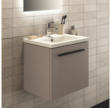 Salle de bains avec meuble sous-lavabo, lavabo, robinet, miroir et accessoires de salle de bains