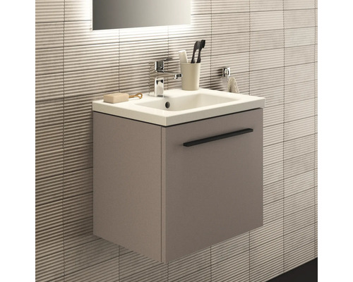 Badezimmer mit Waschbeckenunterschrank, Waschtisch, Armatur, Spiegel und Badaccessoires