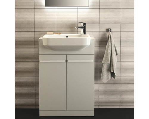 Badezimmer mit Waschtischunterschrank, Aufsatzwaschbecken, Armatur und Handtuch