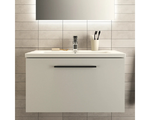 Salle de bains avec meuble sous-lavabo, robinet, miroir et accessoires de salle de bains