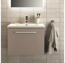 Salle de bains avec meuble sous-lavabo, robinet et serviette