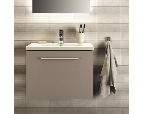 Badezimmer mit Waschtischunterschrank, Armatur und Handtuch