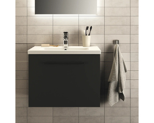 Modernes Badezimmer mit Waschbeckenunterschrank, Armatur, Handtuch und Spiegel