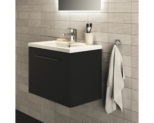 Modernes Badezimmer mit Waschbeckenunterschrank, Armatur, Handtuchhalter und Handtuch