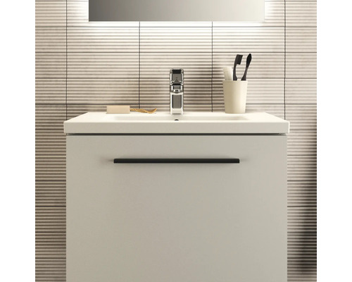 Waschtisch mit Armatur, Seife, Bürste und Zahnbürsten im Badezimmer