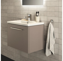 Salle de bains avec lavabo, meuble sous-vasque, robinet, serviette et miroir