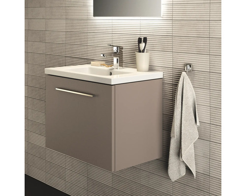 Badezimmer mit Waschbecken, Unterschrank, Armatur, Handtuch und Spiegel