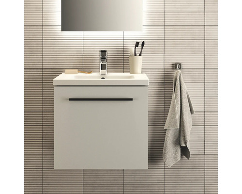 Modernes Badezimmer mit Waschtisch, Armatur und Handtuchhalter