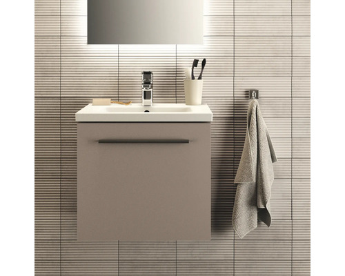 Badezimmer mit Waschtischunterschrank, Waschbecken, Armatur, Handtuch und Spiegel