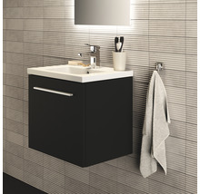 Meuble sous-lavabo avec lavabo, robinet, serviette et autres accessoires de salle de bain