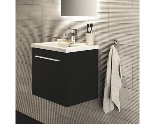 Waschbeckenunterschrank mit Waschbecken, Armatur, Handtuch und weiteren Badaccessoires