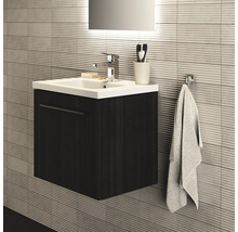 Salle de bain avec meuble sous-lavabo, lavabo, robinet et porte-serviettes sur mur structuré