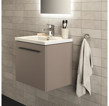 Salle de bain moderne avec meuble sous-lavabo et porte-serviettes