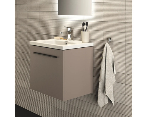 Modernes Badezimmer mit Waschbeckenunterschrank und Handtuchhalter