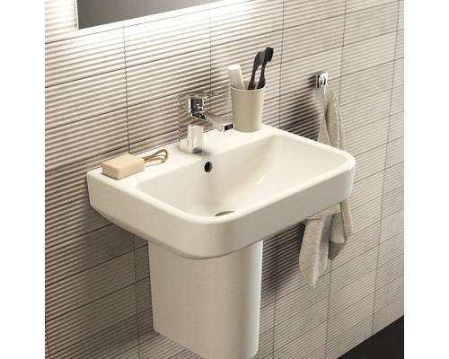 Waschbecken mit Waschtischsäule, Armatur, Seife, Zahnbürsten und Handtuch für Badezimmer