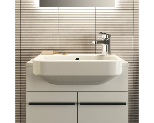 Waschtischunterschrank mit Waschbecken und Armatur vor gestreifter Wand