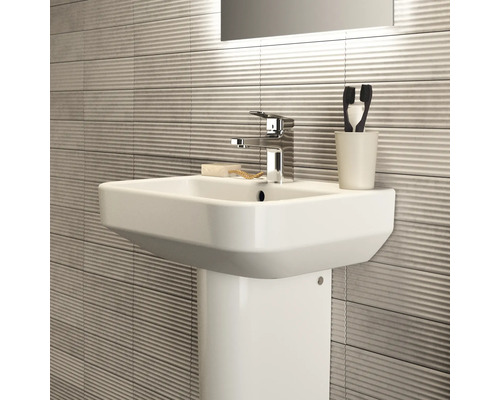 Badezimmer Waschbecken mit Armatur, Seife und Zahnbürsten