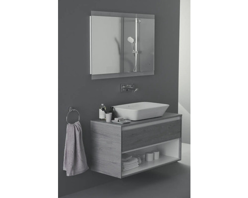 Badezimmer mit Waschtischunterschrank, Aufsatzwaschbecken und Spiegelschrank