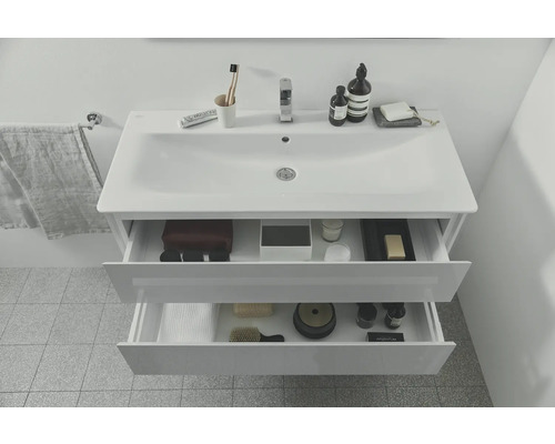 Waschtischunterschrank mit offen Schubladen im Badezimmer