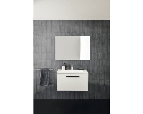 Badezimmer mit Waschtischunterschrank, Spiegel und Handtuchhalter