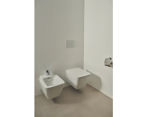 Badezimmer mit wandhängendem Bidet, Toilette und Betätigungsplatte