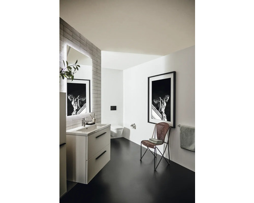 Helles Badezimmer mit Waschtisch, Spiegel, Toilette, Stuhl und Dekoration