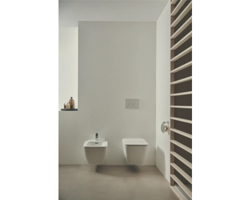 Modernes Badezimmer mit Bidet und wandhängendem WC