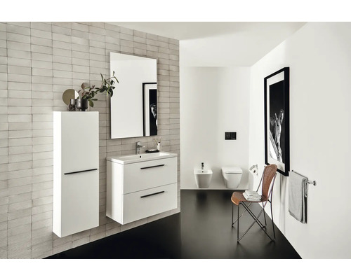 Helles Badezimmer mit Waschbeckenunterschrank, Spiegelschrank, Toilette und Bidet