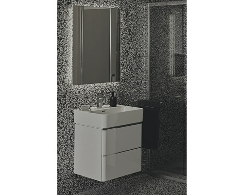 Salle de bains moderne avec meuble sous-lavabo, miroir et douche