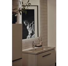 Salle de bains avec lavabo, miroir et accessoires