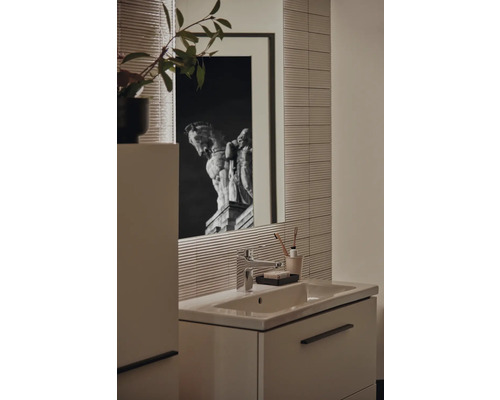Salle de bains avec lavabo, miroir et accessoires