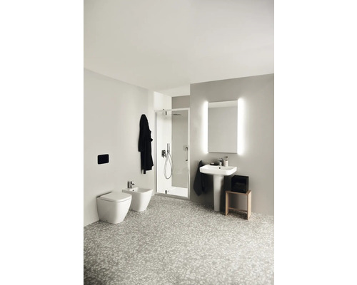 Badezimmer mit Toilette, Bidet, Dusche, Waschbecken und Spiegel