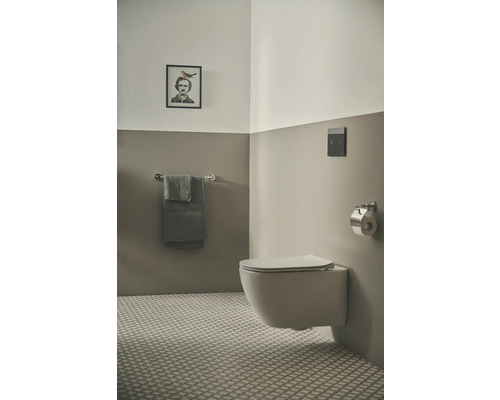 Modernes Badezimmer mit Wandtoilette, Handtuchhalter und gemustertem Boden