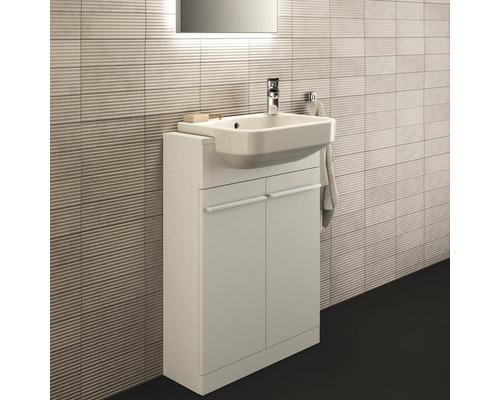 Badezimmer mit Waschtischunterschrank, Aufsatzwaschbecken, Armatur, Handtuch und Spiegel