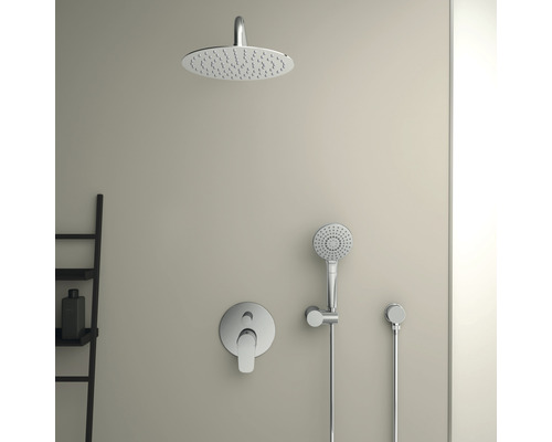 Ensemble de douche avec douche de tête, douchette à main, flexible de douche et robinetterie pour la douche.