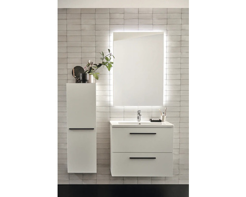 Salle de bains avec meuble sous-lavabo, armoire de toilette avec éclairage et armoire haute devant un mur carrelé