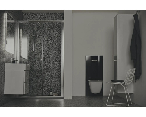 Modernes Badezimmer mit Dusche, Waschbecken, Toilette und Stuhl