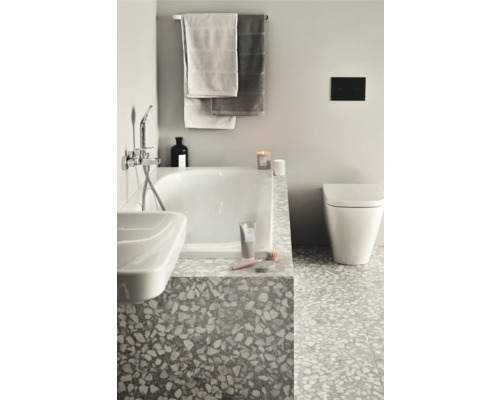 Badezimmer mit Badewanne, Waschbecken, Toilette und Handtüchern in hellem Design