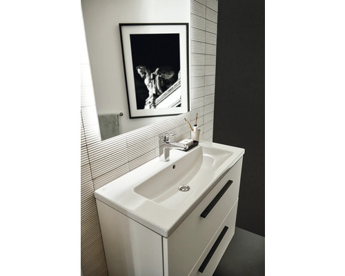 Salle de bains moderne avec meuble sous-lavabo, robinet et miroir